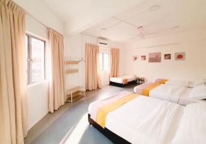Ένα ή περισσότερα κρεβάτια σε δωμάτιο στο "Cloth Art Homestay" 4 min walk to car free zone by Shine Stay