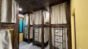 Lapis Restaurant and Hostel في Vũ Lâm: غرفة بأربع نوافذ في غرفة +11 صورة