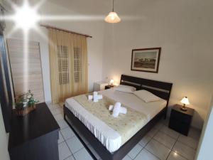 a bedroom with a bed with two towels on it at Marianthi Studios in Áno Meriá