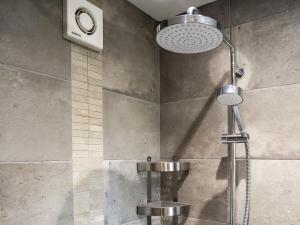 een douche met een douchekop in de badkamer bij Hedge Betty-uk36797 in Foulsham