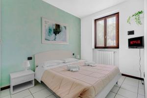 a bedroom with a large bed and a window at -Free Parking & Pool- Casa a pochi passi dal Lago in Padenghe sul Garda