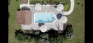an overhead view of a swimming pool in a yard at Gîte de Charme Jumelé pour 4 personnes in Cazals