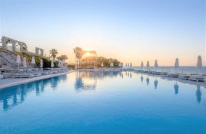 A piscina localizada em Dimitra Beach Hotel & Suites ou nos arredores