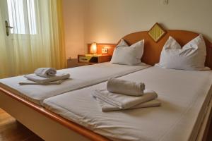 sypialnia z 2 łóżkami i ręcznikami w obiekcie Villa Residence Icici w mieście Ičići