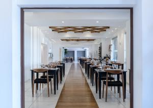 Um restaurante ou outro lugar para comer em Dimitra Beach Hotel & Suites