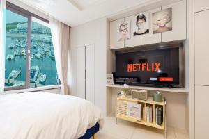 TV a/nebo společenská místnost v ubytování Ocean Top Marina