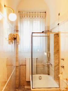 baño con ducha y puerta de cristal en Fantastic Garden - Firenze Nord aeroporto, en Sesto Fiorentino