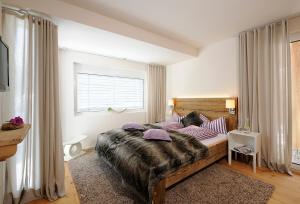 a bedroom with a large bed and a window at Luxuslodge - Zeit zum Leben in Annaberg im Lammertal