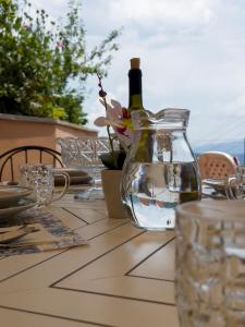 eine Flasche Wein auf dem Tisch in der Unterkunft CASA TERESA in Loppeglia