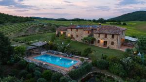 uma vista aérea de uma casa com piscina em Podere Pomasciano 10, Emma Villas em San Venanzo