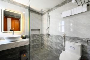Koupelna v ubytování PLUS VUNG TAU HOTEL + 33 fotografií