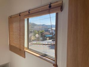 ein Fenster mit Straßenblick in der Unterkunft 青梅森の宿 in Ome