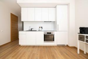 パランガにあるMind Retreat Apartment, By Cohostの白いキッチン(シンク、コンロ付)