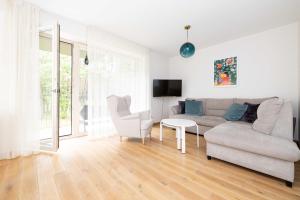 un salon avec un canapé et une table dans l'établissement Mind Retreat Apartment, By Cohost, à Palanga