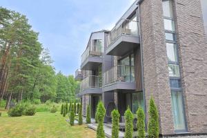 - un bâtiment en briques avec des balcons sur le côté dans l'établissement Mind Retreat Apartment, By Cohost, à Palanga
