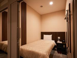 Postel nebo postele na pokoji v ubytování Grand Cabin Hotel Naha Oroku
