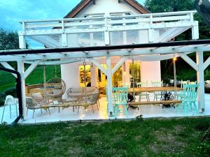 - un pavillon avec une table et des chaises sur la terrasse dans l'établissement Bohemian lodge, à Kisapáti