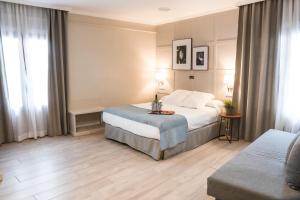 Posteľ alebo postele v izbe v ubytovaní Hotel Doña Blanca + 37 fotografií