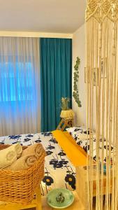 - Dormitorio con cama en Studio Flat in the City Center, en Tirana