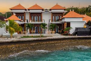 una casa vicino a uno specchio d'acqua di Penida Paradiso a Klungkung