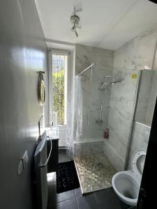y baño con ducha, lavabo y aseo. en Appartement GARE Juvisy*ORLY AIRPORT*Paris en Juvisy-sur-Orge