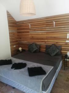 sypialnia z dużym łóżkiem i drewnianą ścianą w obiekcie RED PEARL BEACH RESORT w mieście Chaloklum