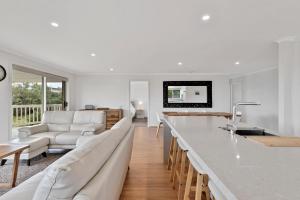 Posezení v ubytování Ocean View 12 Corcoran Ave Goolwa Beach - BYO Linen