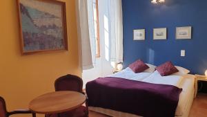 una camera da letto con un letto e un tavolo in una stanza di Casa Gialla B&B a Tegna