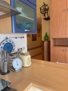 a kitchen counter with a toaster on a counter top at Il nido dell’albatros in Formia