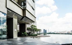 vista su un edificio con una cassa d'acqua di Platz @ KL North Setapak by Airhost a Kuala Lumpur
