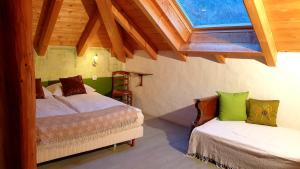 una camera con due letti e un lucernario di Casa Gialla B&B a Tegna