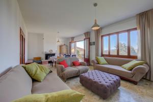 ein Wohnzimmer mit 2 Sofas und einem Tisch in der Unterkunft Residenza Il Parco Family Retreat in Ispra