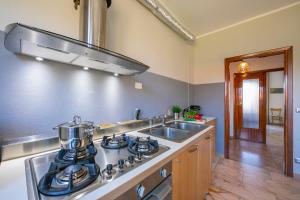 Kuchyň nebo kuchyňský kout v ubytování Residenza Il Parco Family Retreat - Happy Rentals