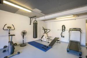 einen Fitnessraum mit Kardiogeräten in einem Zimmer in der Unterkunft Residenza Il Parco Family Retreat in Ispra