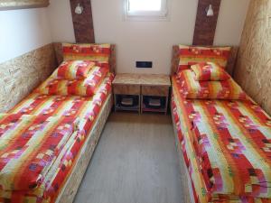 Zimmer mit 2 Betten und einem Tisch in der Unterkunft DOBRA GAZDA - transit sleep in Dobra