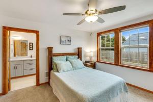 Postel nebo postele na pokoji v ubytování Cobblestone Cottage