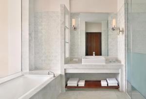 Koupelna v ubytování Le Meridien Jaipur Resort & Spa