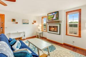 uma sala de estar com um sofá azul e uma lareira em Cobblestone Cottage em Ocean Shores