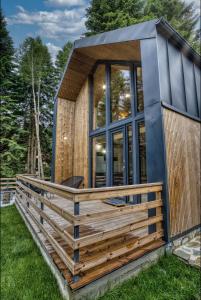 une petite maison avec une grande fenêtre dans l'établissement Norway Cabins, à Sinaia