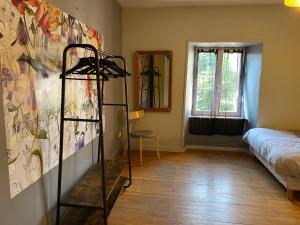 Habitación con dormitorio con cama y ventana en CHAMBRE D HOTES CHEZ DANY MAOWMAOW ET GARFIELD, en Bellevue-la-Montagne