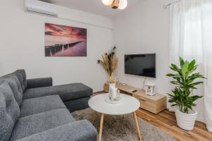 TV a/nebo společenská místnost v ubytování Holiday house Marijan with private pool and barbecue - by TA Leut