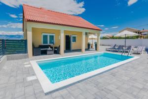 Bazén v ubytování Holiday house Marijan with private pool and barbecue - by TA Leut nebo v jeho okolí