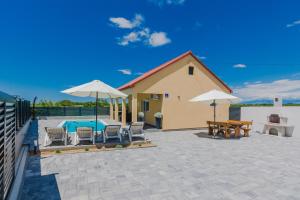 Bazén v ubytování Holiday house Marijan with private pool and barbecue - by TA Leut nebo v jeho okolí