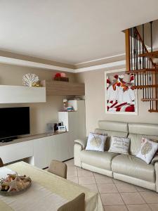uma sala de estar com um sofá e uma mesa em Pacy - Park City Home em San Giuliano Milanese