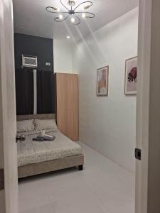 Una cama o camas en una habitación de Amaia Cabanatuan Block 17 Lot 73
