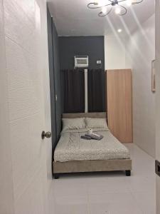 Una cama o camas en una habitación de Amaia Cabanatuan Block 17 Lot 73