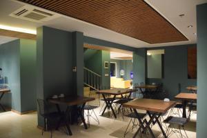 a dining room with tables and chairs and green walls at KUZEY OTEL in Sinop