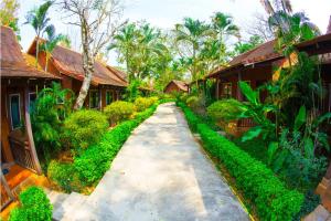 a walkway between two houses in a resort at Golden Pine Resort and Spa in Ban Du