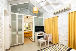 The Tamarind Hotel - A Boutique Heritage Stay, Anjuna - Goa的电视和/或娱乐中心