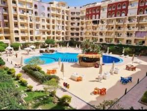 a large swimming pool in a large apartment building at casa di nonna in Hurghada